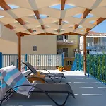 בית נופש Gina's House *